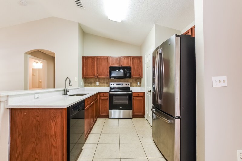 1,975/Mo, 617 Willow Run St Minneola, FL 34715 Kitchen View 2