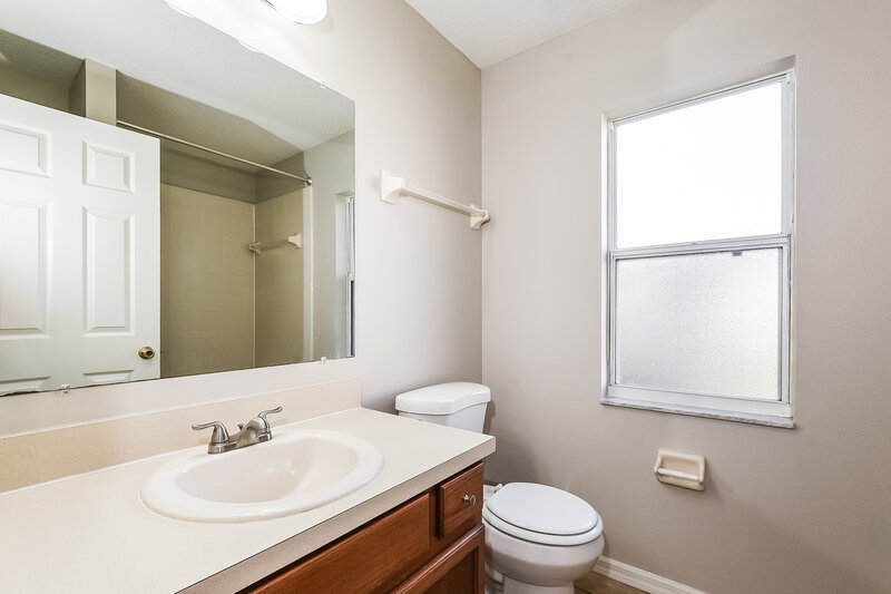 1,975/Mo, 617 Willow Run St Minneola, FL 34715 Main Bathroom View