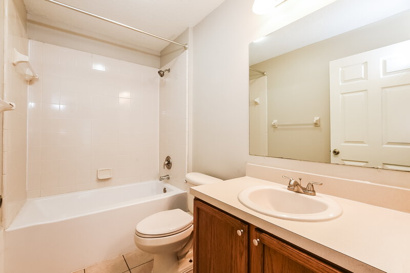 1,975/Mo, 617 Willow Run St Minneola, FL 34715 Bathroom View