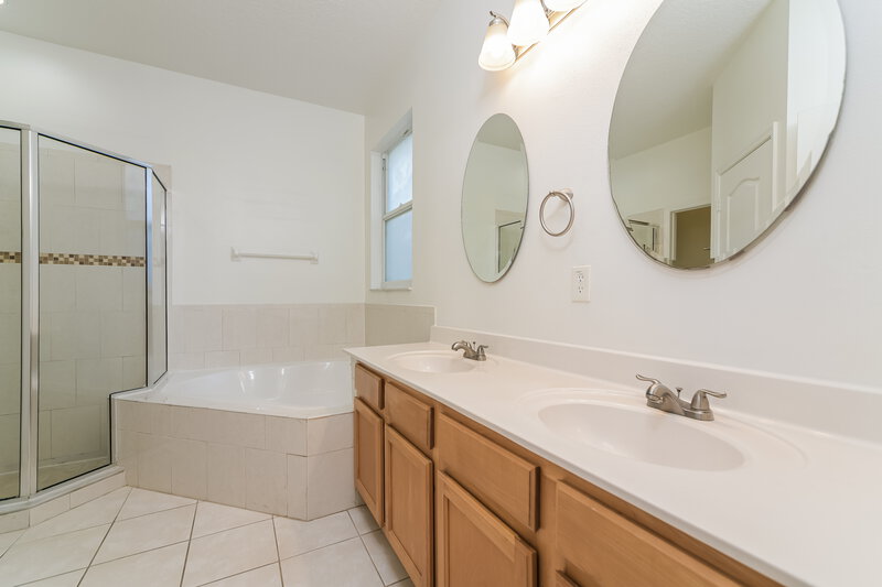 2,355/Mo, 1136 Cherry Valley Way Orlando, FL 32828 Main Bathroom View