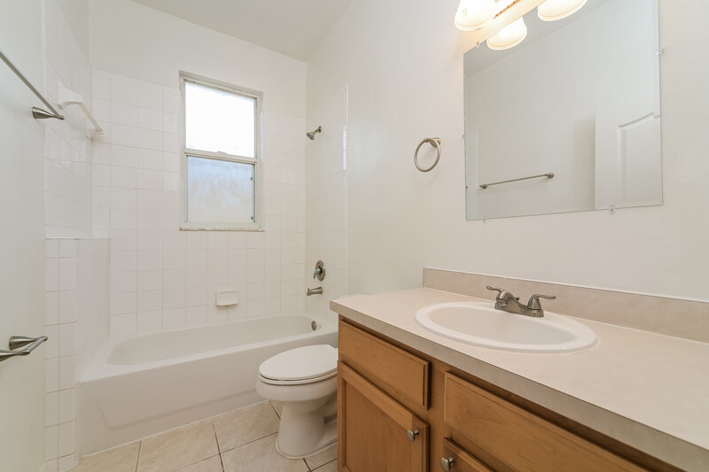 2,355/Mo, 1136 Cherry Valley Way Orlando, FL 32828 Bathroom View