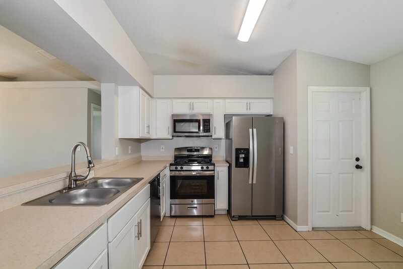 2,055/Mo, 11837 Windflower Court Clermont, FL 34711 Kitchen View 2