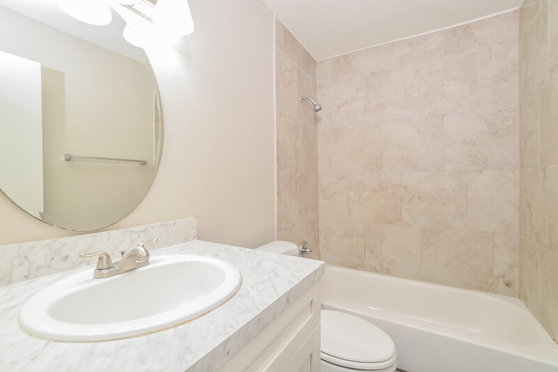 2,155/Mo, 7929 Autumn Wood Dr Orlando, FL 32825 Bathroom View