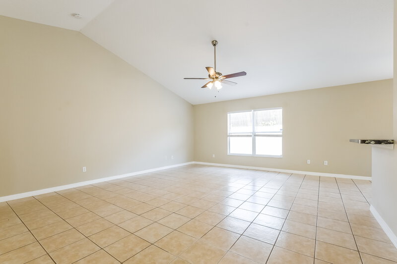 2,245/Mo, 820 Shore Breeze Way Minneola, FL 34715 Living Room View 2