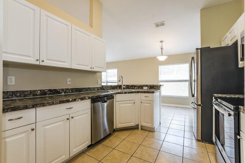 2,245/Mo, 820 Shore Breeze Way Minneola, FL 34715 Kitchen View