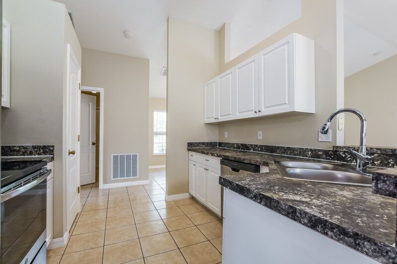 2,245/Mo, 820 Shore Breeze Way Minneola, FL 34715 Kitchen View 2