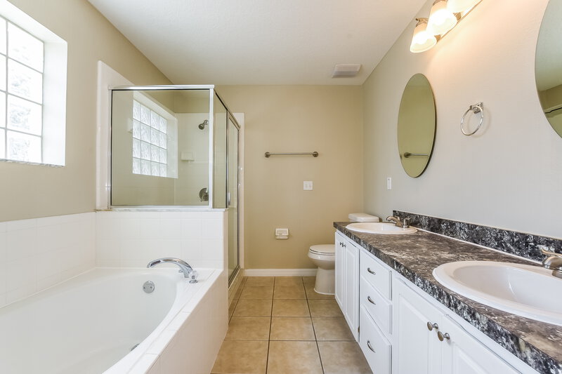 2,245/Mo, 820 Shore Breeze Way Minneola, FL 34715 Main Bathroom View