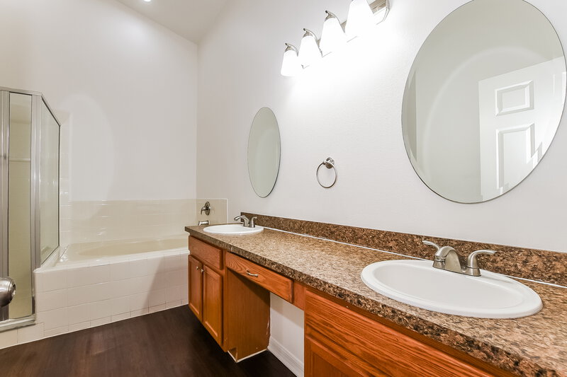 2,185/Mo, 2736 Eagle Canyon Dr S Kissimmee, FL 34746 Main Bathroom View