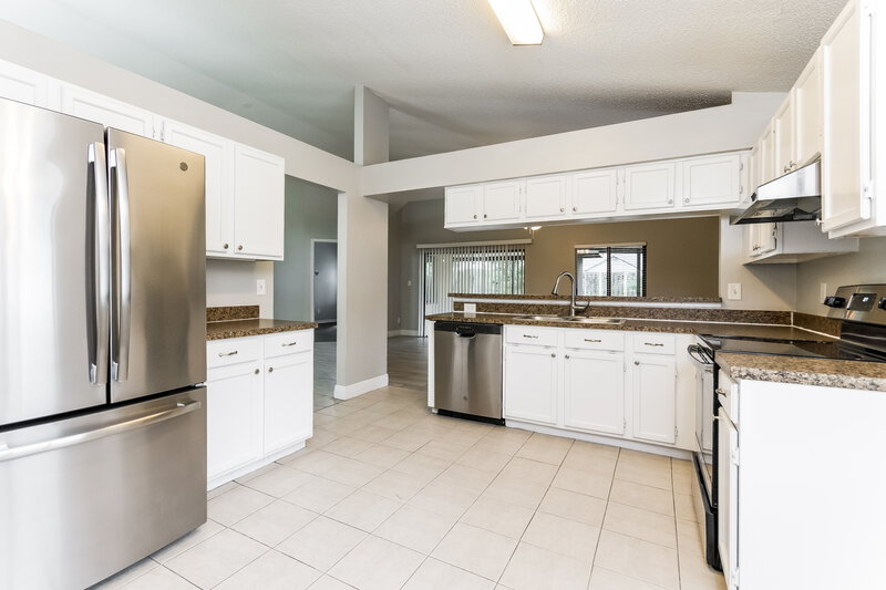 3,450/Mo, 1764 Waterbeach Ct Apopka, FL 32703 Kitchen View 2