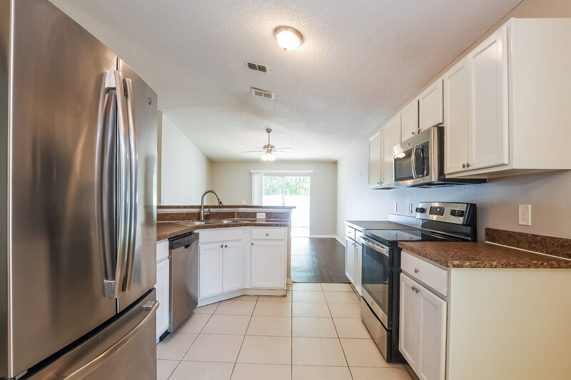 2,530/Mo, 13825 Econ Woods Ln Orlando, FL 32826 Kitchen View