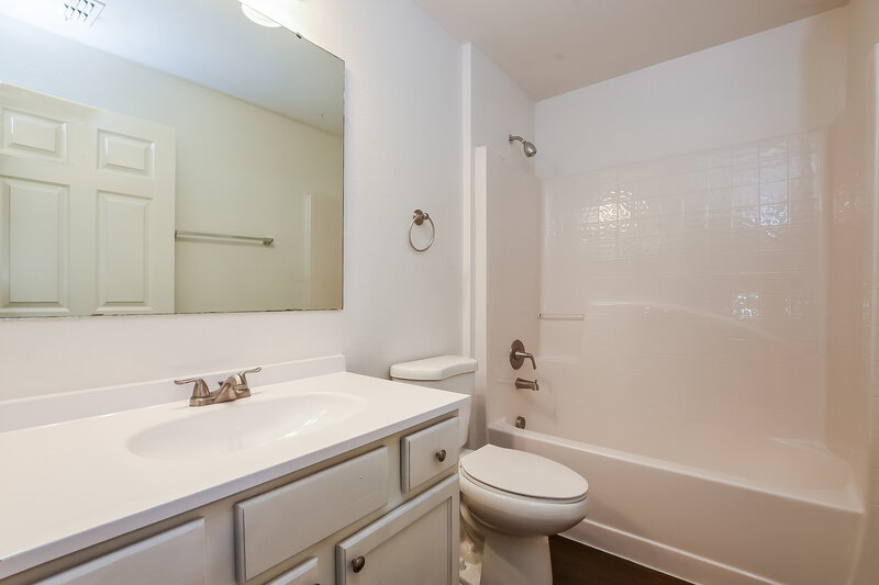 2,530/Mo, 13825 Econ Woods Ln Orlando, FL 32826 Bathroom View