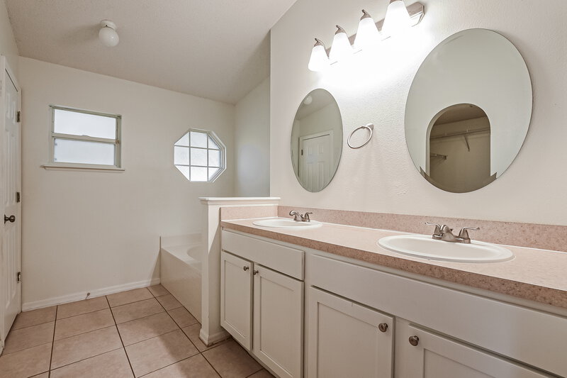 2,470/Mo, 12503 Woodbury Cove Dr Orlando, FL 32828 Main Bathroom View