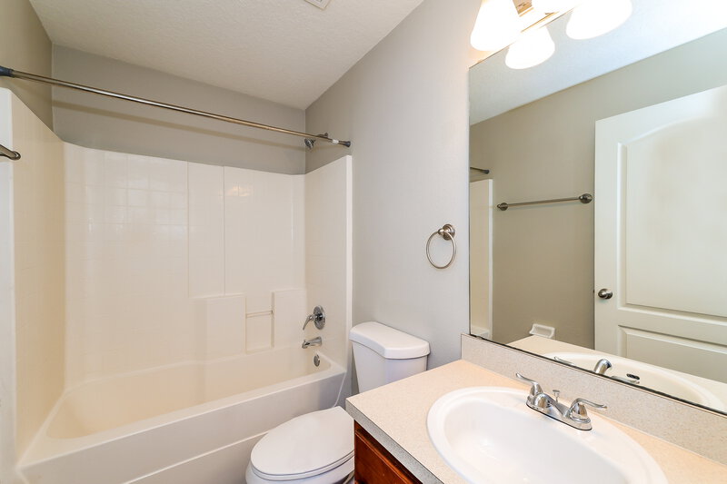 3,250/Mo, 1900 Southern Oak Loop Minneola, FL 34715 Bathroom View