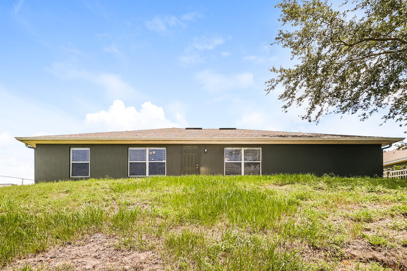 3,250/Mo, 1900 Southern Oak Loop Minneola, FL 34715 Rear View