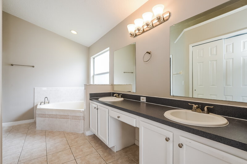 2,370/Mo, 4616 Falcon Ave Kissimmee, FL 34746 Main Bathroom View