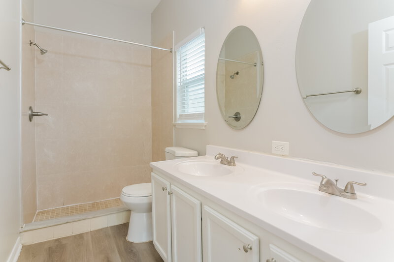 2,500/Mo, 2034 Meadow Pond Way Orlando, FL 32824 Main Bathroom View