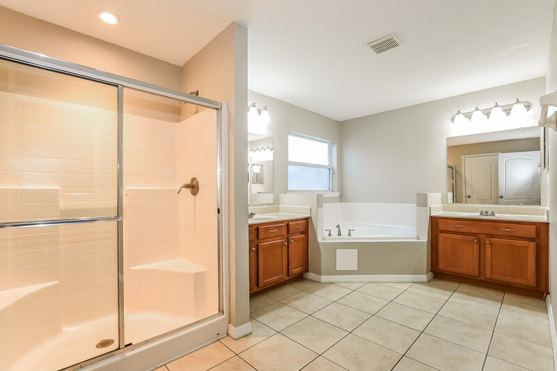 2,620/Mo, 2101 Woodsedge Dr Kissimmee, FL 34746 Main Bathroom View