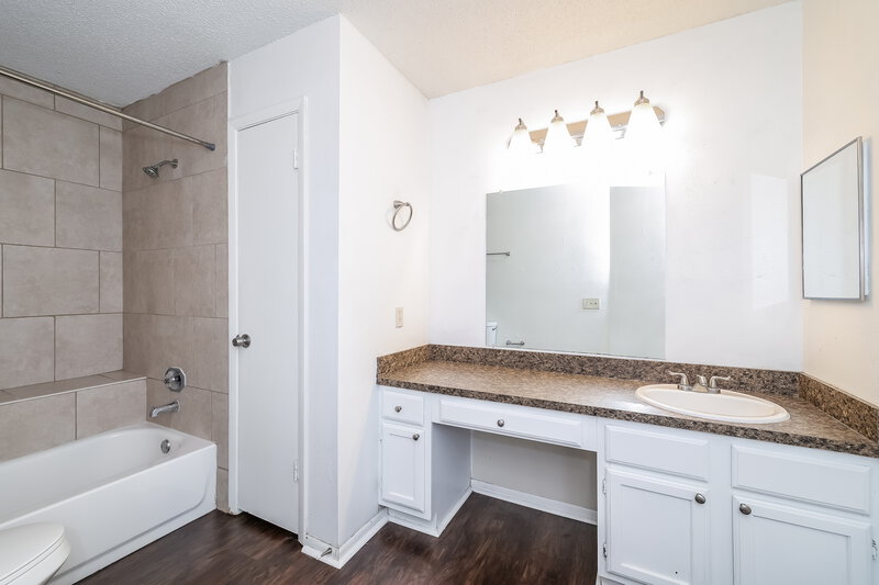2,195/Mo, 809 Reedy Cv Casselberry, FL 32707 Main Bathroom View