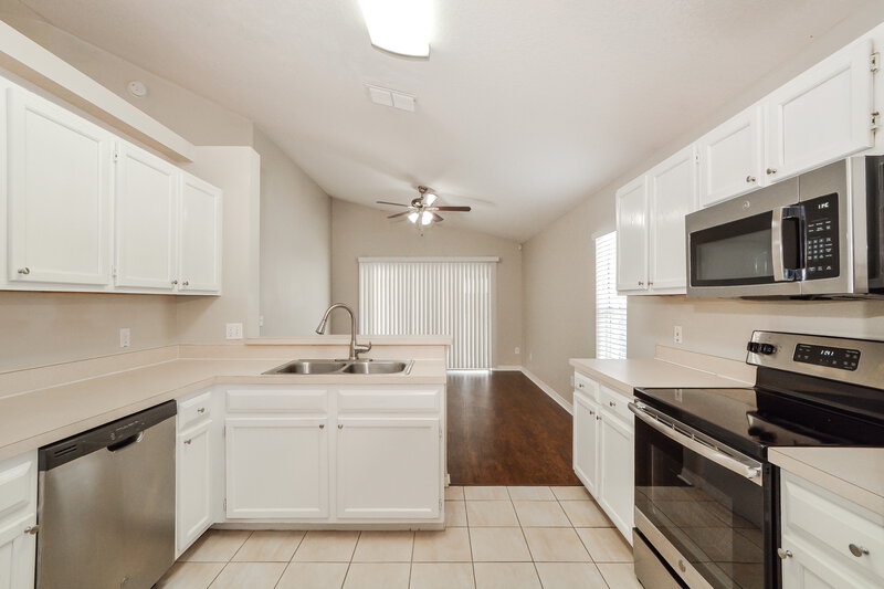 2,125/Mo, 493 Lancers Dr Winter Springs, FL 32708 Kitchen View 2
