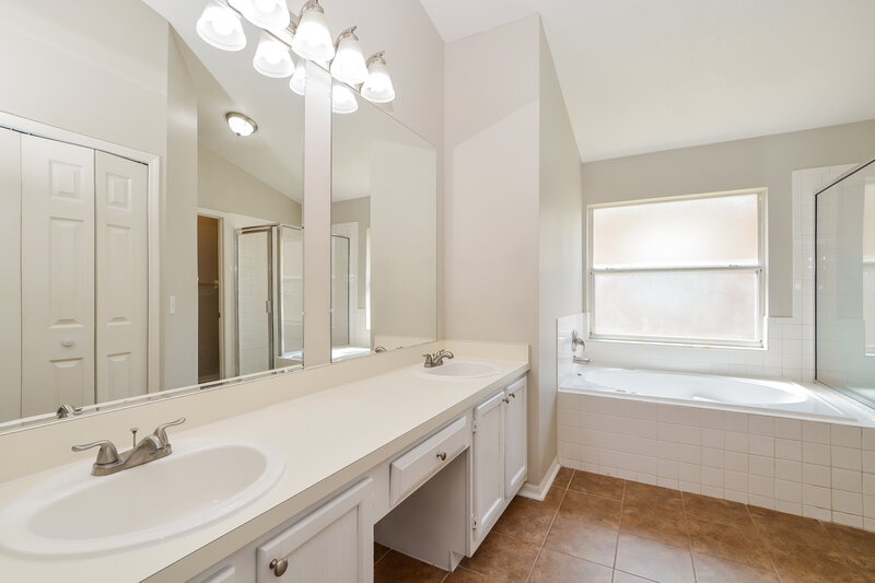2,125/Mo, 493 Lancers Dr Winter Springs, FL 32708 Main Bathroom View