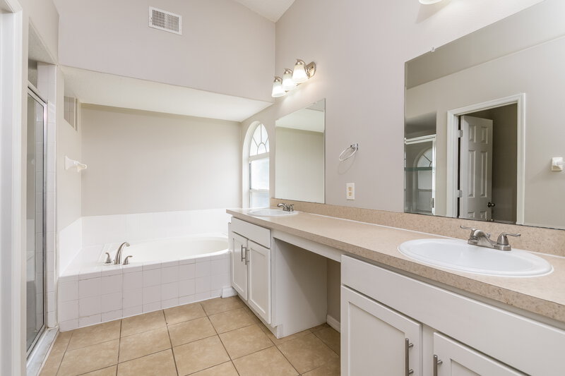 2,160/Mo, 1826 Wimbledon St Kissimmee, FL 34743 Main Bathroom View