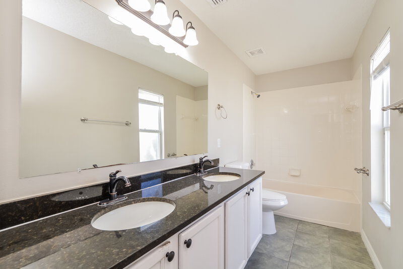 2,460/Mo, 15261 Harrowgate Way Winter Garden, FL 34787 Main Bathroom View