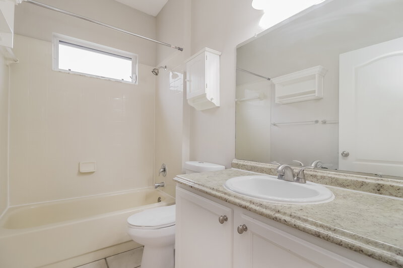 2,305/Mo, 12735 Woodbury Oaks Dr Orlando, FL 32828 Bathroom View