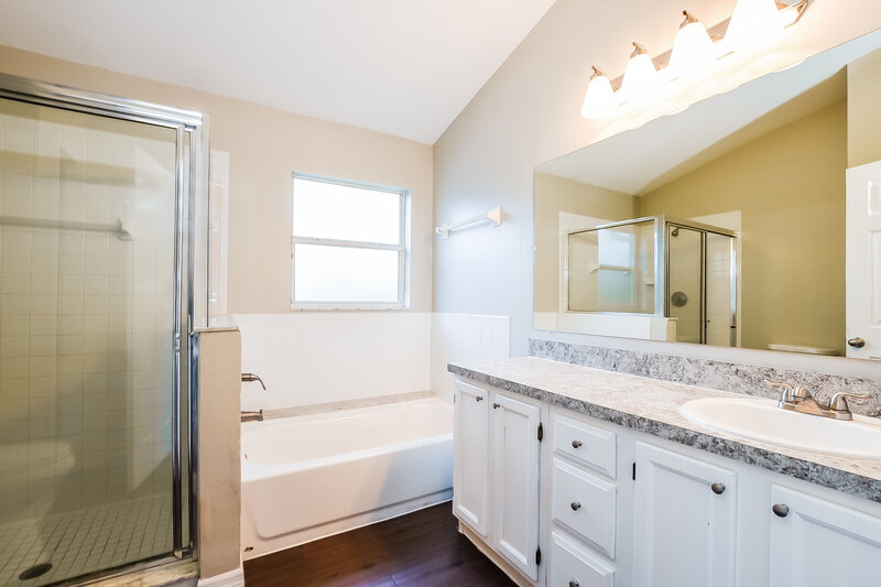 2,065/Mo, 15 S Cervidae Dr Apopka, FL 32703 Main Bathroom View