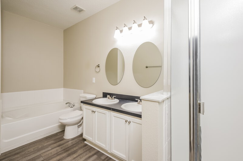 2,460/Mo, 1424 Blackwater Pond Dr Orlando, FL 32828 Main Bathroom View