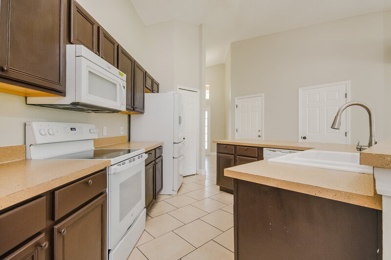 2,205/Mo, 1320 Creekview Ct Saint Cloud, FL 34772 Kitchen View 2