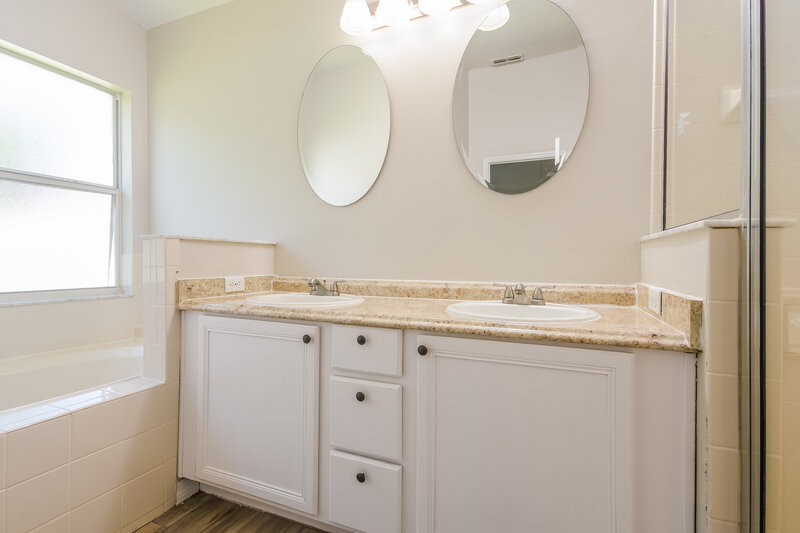 2,205/Mo, 1320 Creekview Ct Saint Cloud, FL 34772 Main Bathroom View
