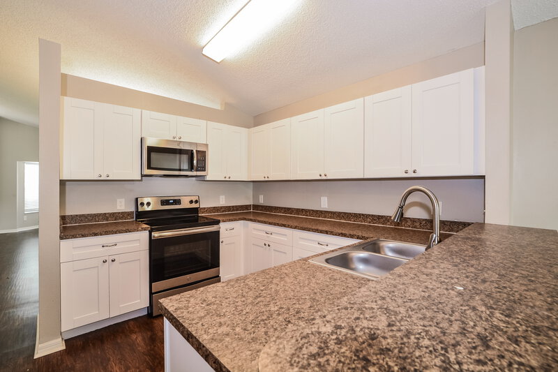 2,275/Mo, 641 Whitetail Loop Apopka, FL 32703 Kitchen View 2