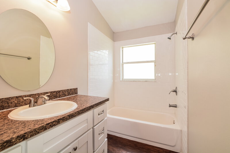 2,275/Mo, 641 Whitetail Loop Apopka, FL 32703 Main Bathroom View