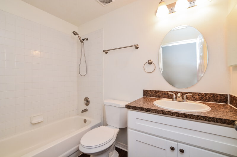 2,275/Mo, 641 Whitetail Loop Apopka, FL 32703 Bathroom View