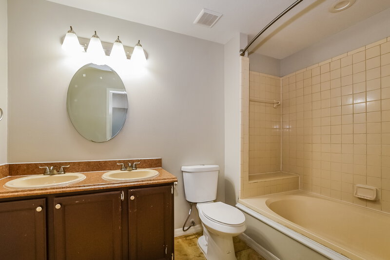 2,190/Mo, 1820 Greenbrook Ct Oviedo, FL 32766 Main Bathroom View