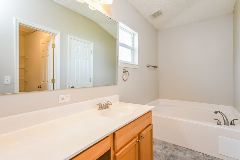 1,840/Mo, 2955 Leba Ln Saint Cloud, FL 34772 Main Bathroom View