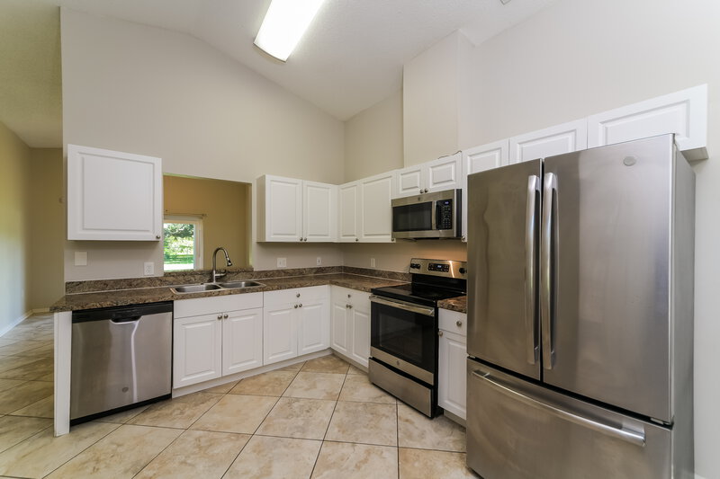 1,920/Mo, 4304 Natchez Trace Dr Saint Cloud, FL 34769 Kitchen View 2