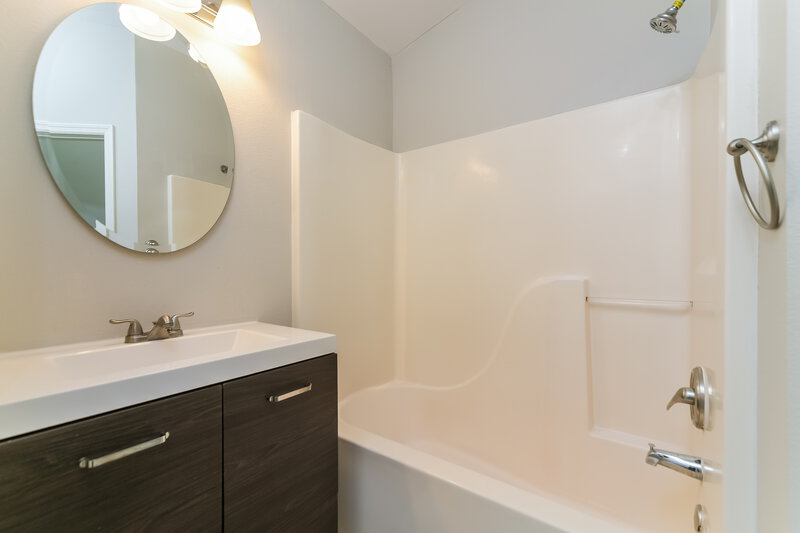 1,920/Mo, 4304 Natchez Trace Dr Saint Cloud, FL 34769 Main Bathroom View