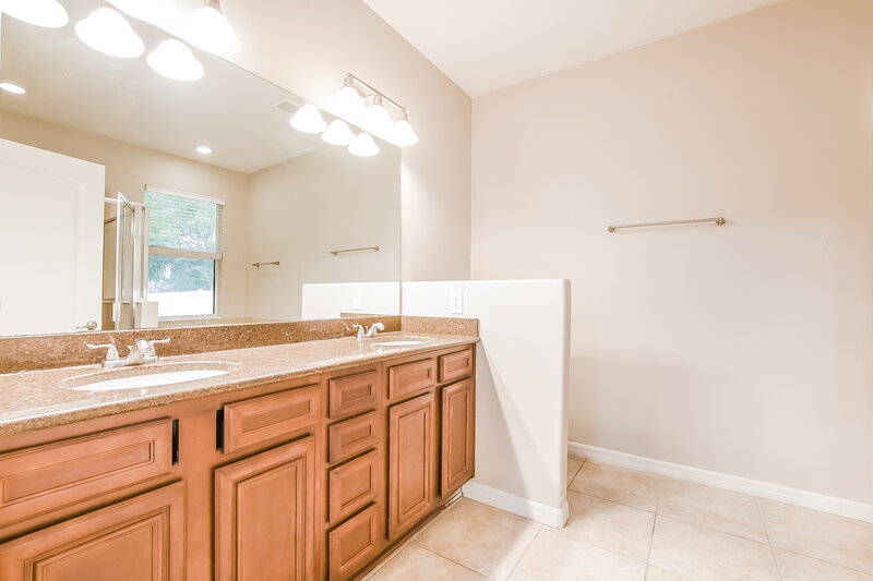 0/Mo, 1919 Beardsley Dr Apopka, FL 32703 Main Bathroom View