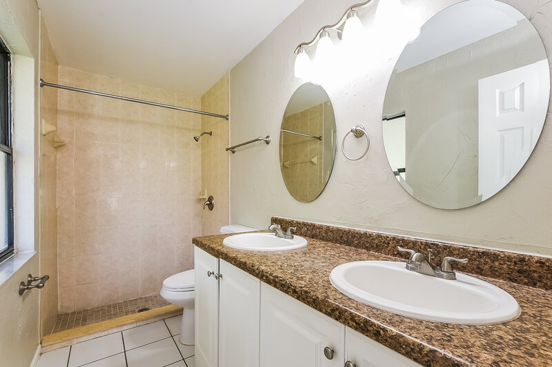 2,420/Mo, 1418 Mona Dr Kissimmee, FL 34744 Main Bathroom View