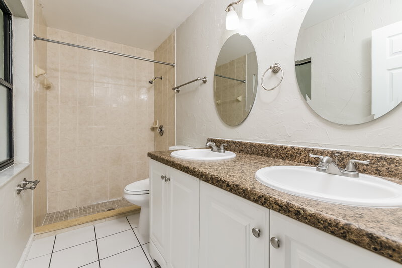 2,400/Mo, 1418 Mona Dr Kissimmee, FL 34744 Main Bathroom View