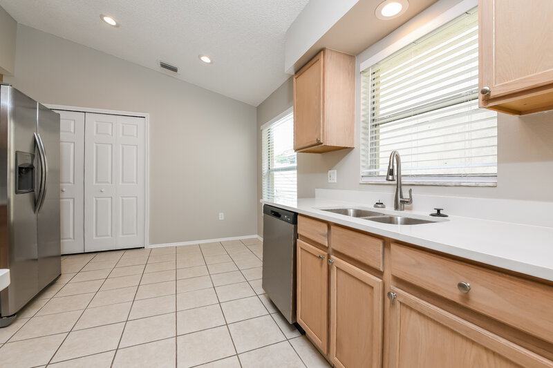 2,335/Mo, 2603 Spring Hill Dr Kissimmee, FL 34743 Kitchen View