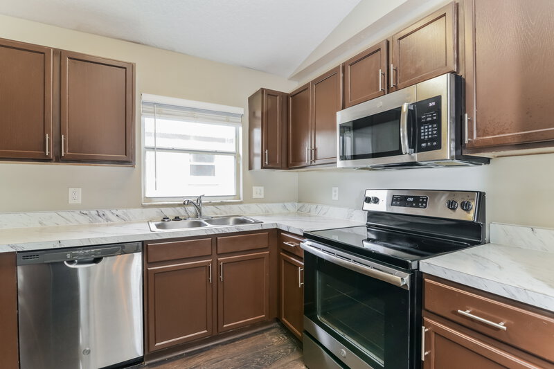 2,405/Mo, 11354 Pinewood Cove Ln Orlando, FL 32817 Kitchen View 2