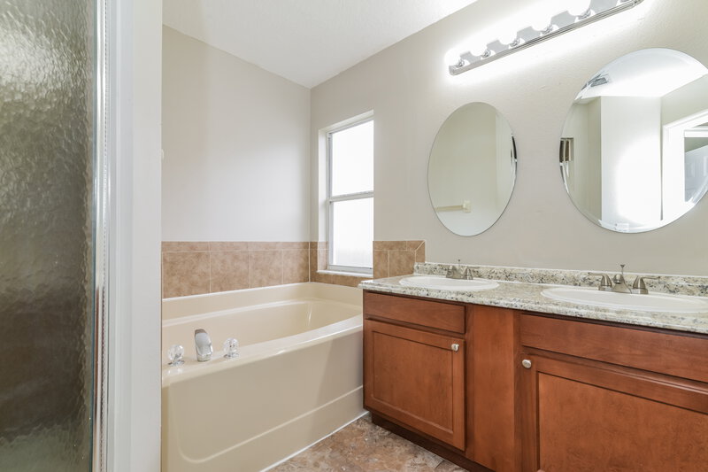 2,405/Mo, 11354 Pinewood Cove Ln Orlando, FL 32817 Main Bathroom View