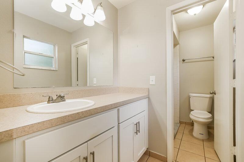 2,015/Mo, 1458 Eldra Dr Kissimmee, FL 34744 Main Bathroom View