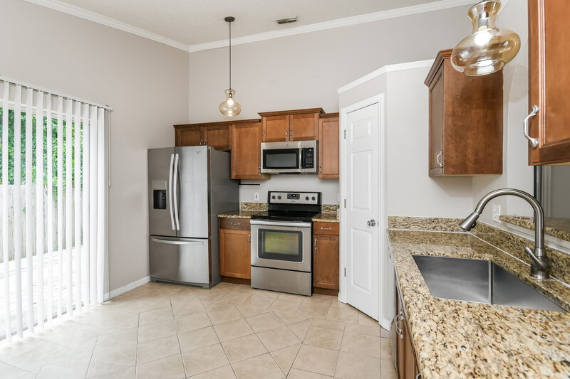 2,100/Mo, 115 Placid Woods Ct Sanford, FL 32773 Kitchen View 2