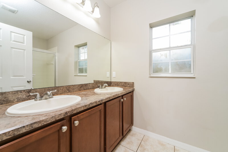 1,970/Mo, 4108 Shelter Bay Dr Kissimmee, FL 34746 Main Bathroom View