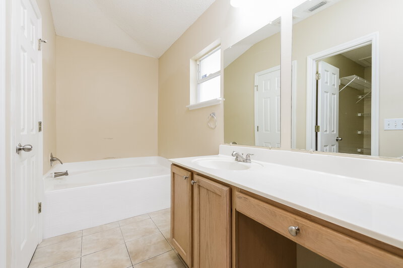 2,130/Mo, 2145 Marisol Loop Kissimmee, FL 34743 Main Bathroom View