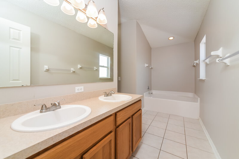 2,300/Mo, 4811 Petal Pawpaw Ln Saint Cloud, FL 34772 Main Bathroom View