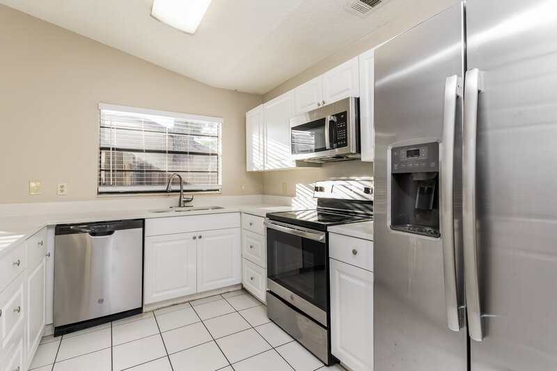 2,460/Mo, 3172 Burlington Dr Orlando, FL 32837 Kitchen View 2